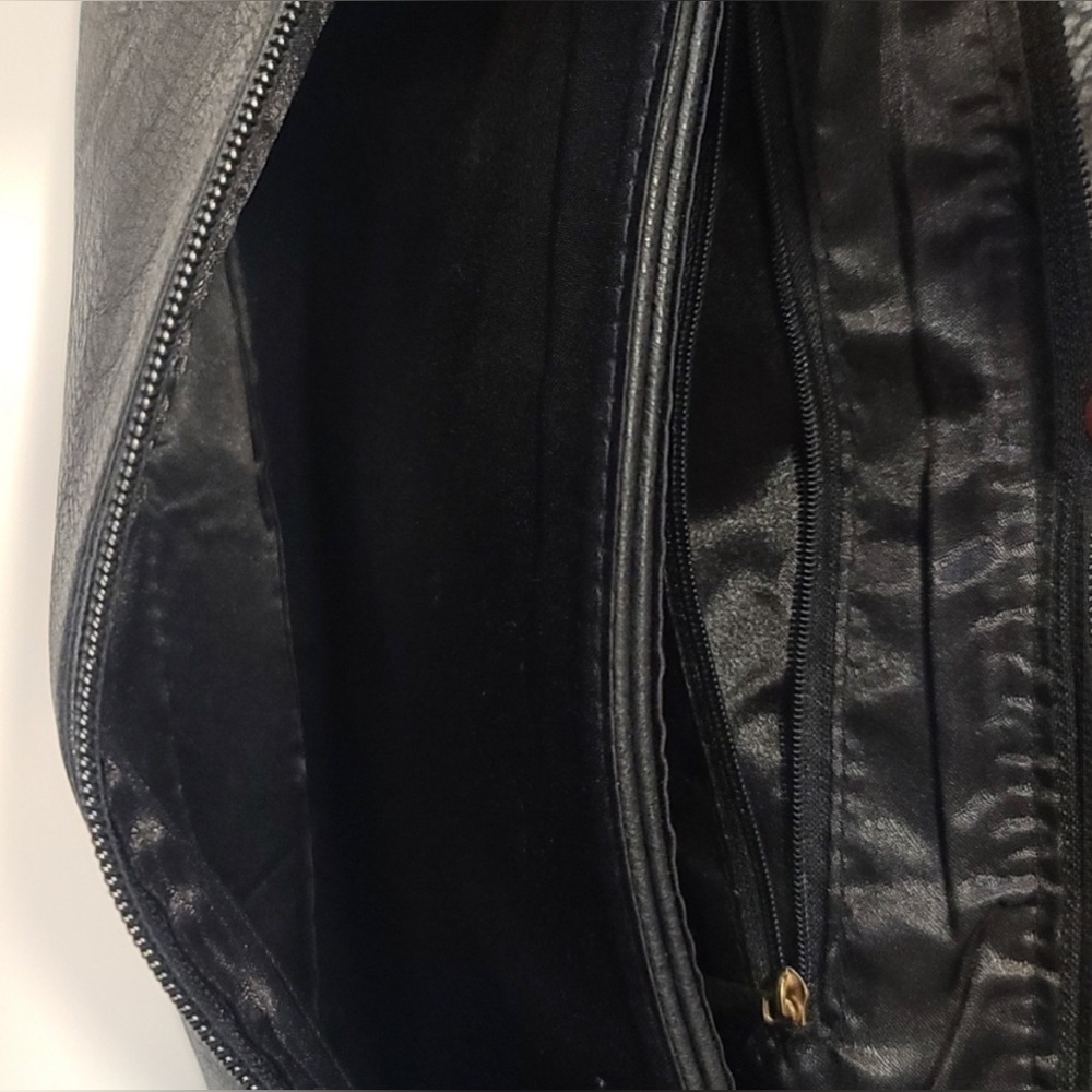 ๐ค STUNNING! leather,black purse w/gold detail,brand new. BONUS! Bag is included - Picture 5 of 8